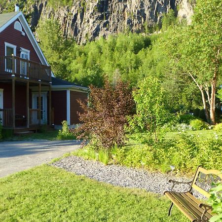 B&B Les Deux Pignons Petit-Saguenay Eksteriør bilde