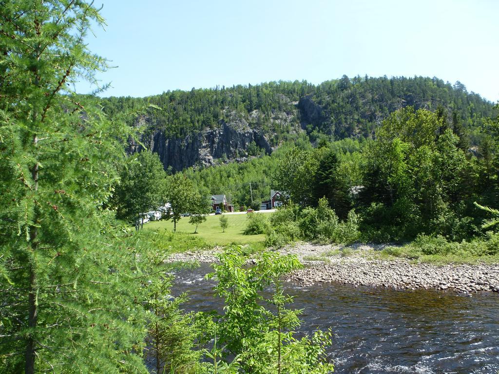 B&B Les Deux Pignons Petit-Saguenay Eksteriør bilde
